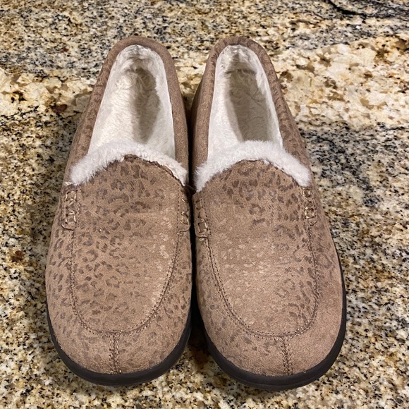 Vionic Slipper - Picture 1 of 8
